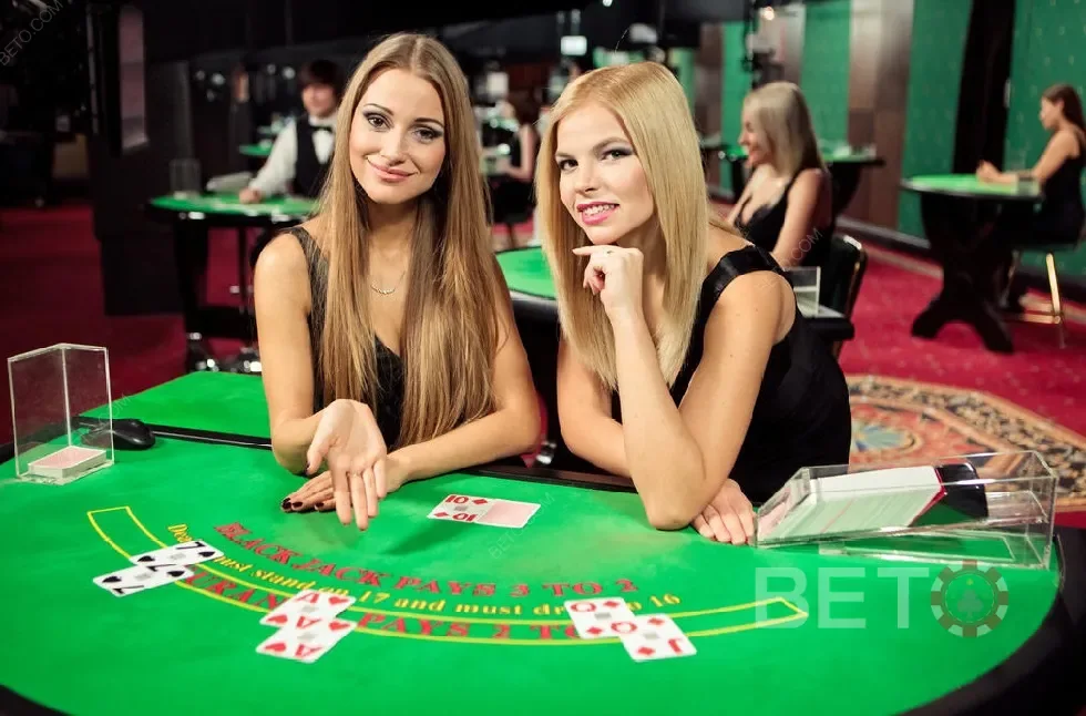 Dealer memandu permainan meja kasino live HOKI777