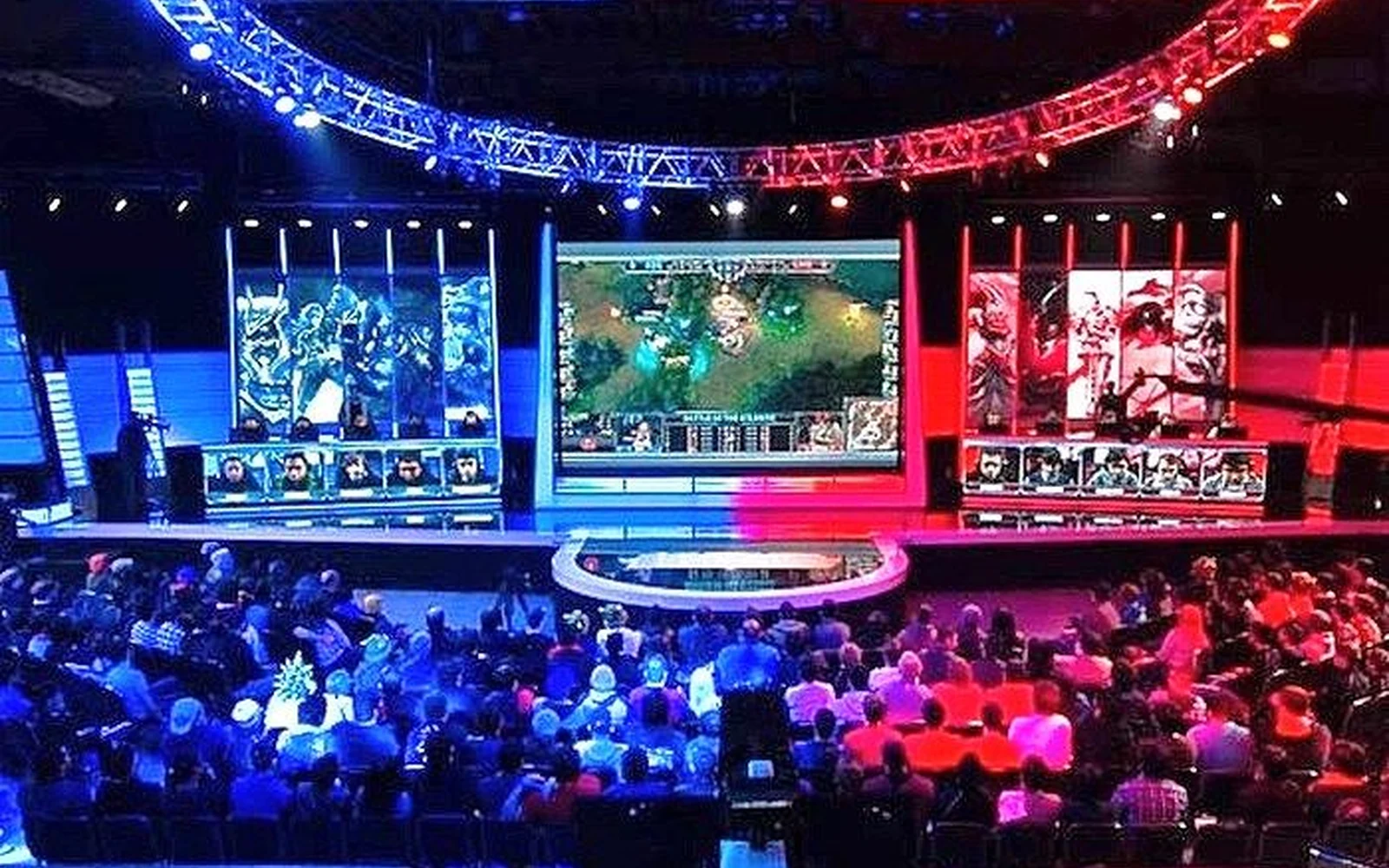 Tampilan layar digital dengan kartu dan area penemuan permainan