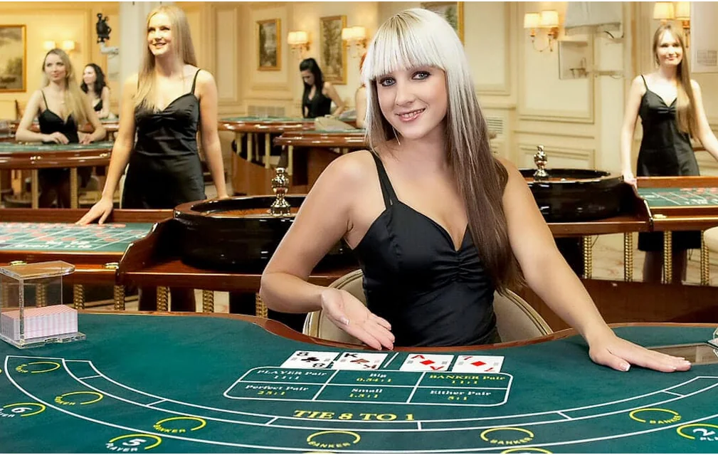 Ruang kasino live dengan dealer dan meja permainan real-time